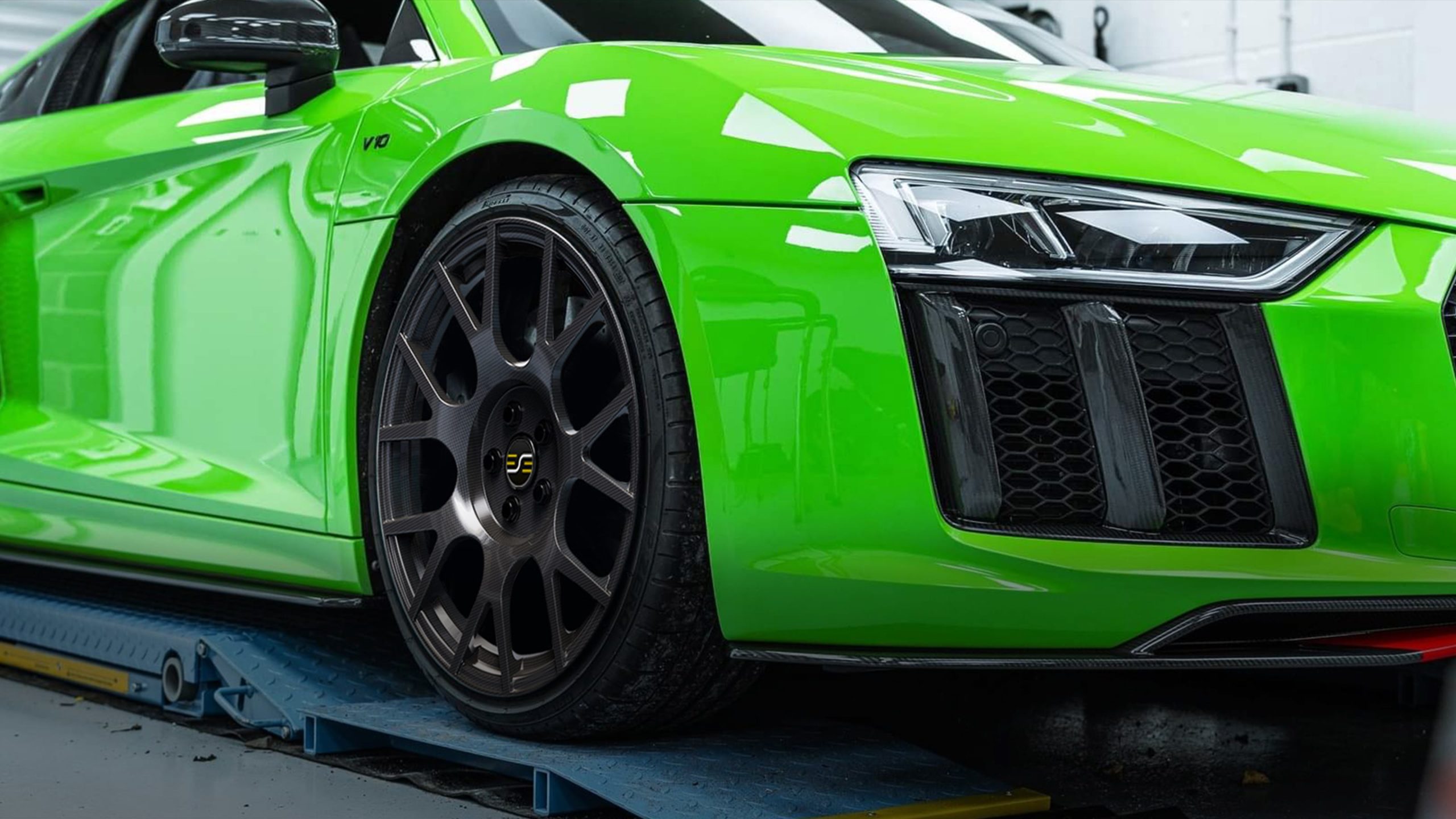 Audi R8 V10 with ESE E3 Carbon Wheels
