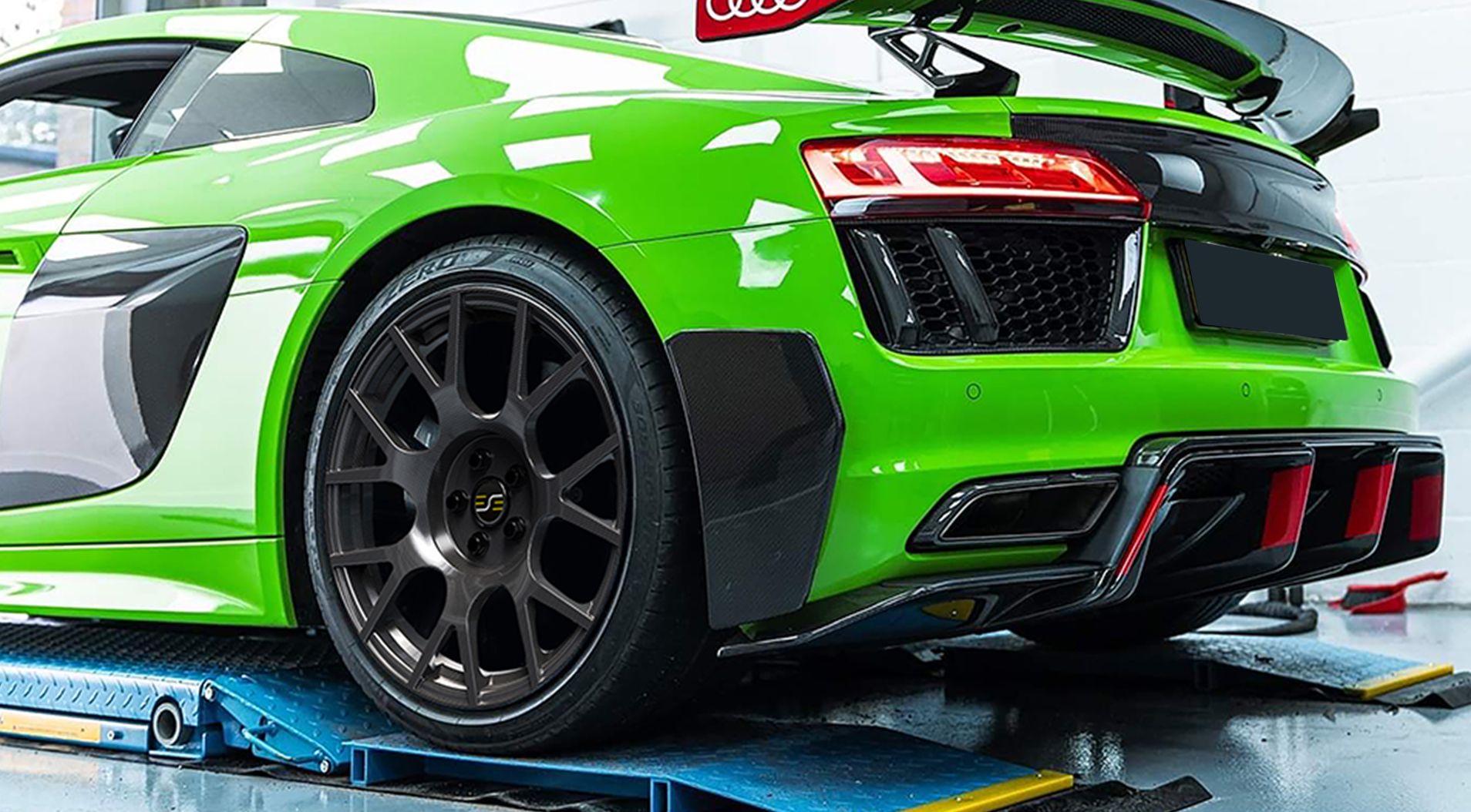 Audi R8 V10 with ESE Carbon E3 Wheels